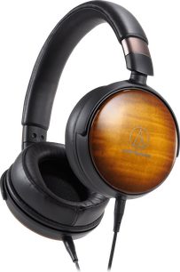 Audio Technica ATH-WP900 lukket, circumaural hovedtelefon med træfinish, sort hovedbøjle og ørepuder, vist fra venstre profil
