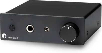 Slúchadlový predzosilňovač Pro-Ject Head Box E čierny, pohľad spredu v trojštvrťovom uhle s gombíkom hlasitosti a slúchadlovými výstupmi na prednom paneli