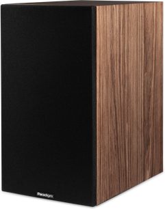 Diffusore da scaffale Paradigm Premier 220B v2 noce, vista di tre quarti con griglia nera e lati con finitura noce