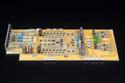 Κίτρινη PCB κάρτα από σύνθετο υλικό Accuphase, άποψη από πάνω, μπλε και πράσινοι πυκνωτές, ολοκληρωμένα κυκλώματα, αντιστάσεις, συνδέσμους