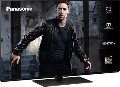 Televizor Panasonic TX-65GZ950E OLED afișând imaginea unui bărbat îmbrăcat într-o jachetă de piele neagră în fața unui perete deteriorat