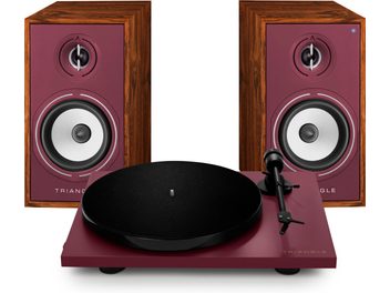 Bordó gramofon Triangle s černým talířem, doplněný dvěma bordó reproduktory s hnědou žilkovanou povrchovou úpravou