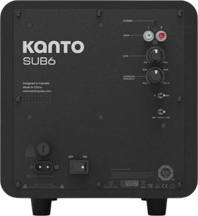 Kanto SUB6 mattmust bassikõlar tagantvaates koos taseme-, sageduse- ning vasaku ja parema RCA-sisenditega