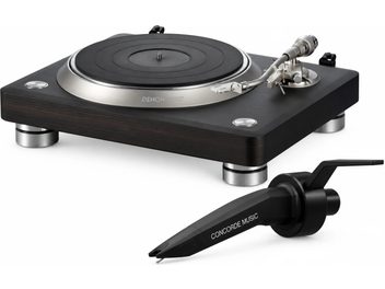 Juodos ir sidabrinės spalvos vinilinių plokštelių grotuvas Denon DP-3000NE, S formos tonarmas ir juoda Concorde Music garso nuėmimo galvutė priekiniame plane