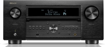 Ресивер для домашнього кінотеатру Denon AVC-A10H чорного кольору, вид спереду, дві великі кругові ручки, центральний екран з написом "Blu-ray Dolby Atmos", кілька кнопок і портів знизу