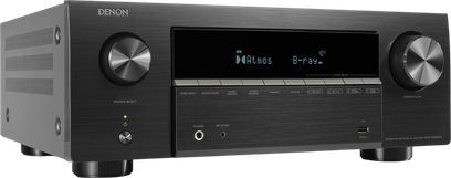 AV receiver Denon AVR-X3900H černý, pohled zepředu v tříčtvrtečním profilu, velký centrální displej a dva boční ovladače