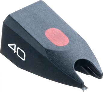Diamant za gramofonsko iglo Ortofon STYLUS 40, perspektivni pogled, črno ohišje, rdeča pika, bela številka 40