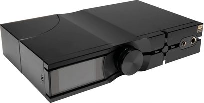 Černý obdélníkový hi-fi sluchátkový předzesilovač s velkým čelním displejem, velkým otočným ovladačem a dvěma jackovými výstupy na pravé straně čelního panelu