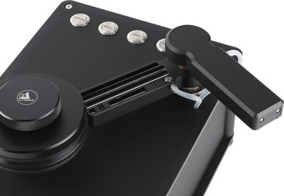 ClearAudio Smart juodos spalvos dvigubos matricos plokštelių plovimo mašina, valymo svirtis ir metaliniai mygtukai stambiu planu įstrižame rakurse
