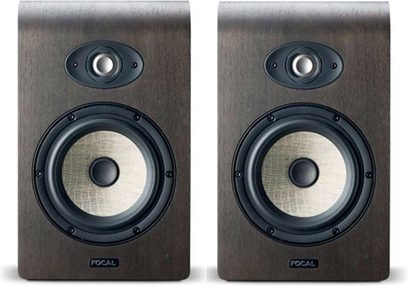 Dva studiové monitory Focal Shape 65 v tmavém dřevě, pohled zepředu, s černými reproduktory a stříbrným tweeterem