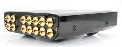 Yamaha YPC 1 sort forstærker, set forfra, 12 forgyldte RCA-stik på frontpanelet, 2 knapper og 2 stik øverst