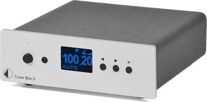 Pro-Ject sølvfarvet Tuner Box S, rektangulært metallisk gråt kabinet, frontpanel med blå LCD-skærm, 4 knapper og 2 drejeknapper