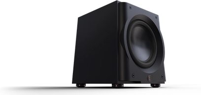 Касон за ниски честоти Perlisten R10s, изглед от долен ляв ъгъл, кубичен черен корпус, кръгъл високоговорител на предната страна, дискретни крачета