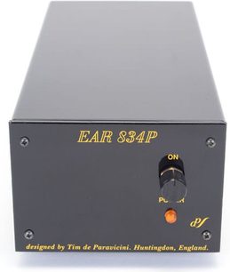 Černý phono předzesilovač EAR 834P, pohled zepředu, s otočným tlačítkem „ON/OFF“, rozsvícenou oranžovou LED „POWER“ a logem „EAR“ vpravo dole