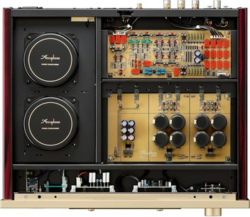 Phono forforstærker Accuphase C-47, indvendig visning, to sorte cirkulære transformatorer, gyldne printkort, forskellige elektroniske komponenter