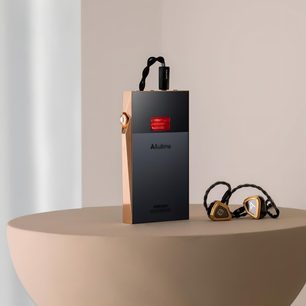 Astell&Kern SP3000T rame, vista frontale, custodia rettangolare, pulsante laterale, auricolari dorati posizionati accanto