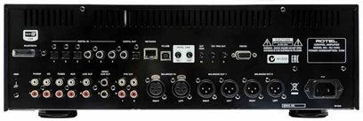 Rotel RC-1590 sort stereoforforstærker, bagside, nærbillede, audio-tilslutninger og strømforsyning