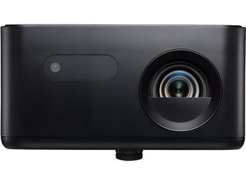 Proiector video Optoma Photon Life PK31, vedere din față, carcasă neagră mată din plastic, lentilă în dreapta, fereastră în stânga