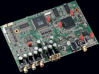 Grønt printplade med forskellige elektroniske komponenter såsom kondensatorer, modstande og chips, tæt ovenfra-udsigt