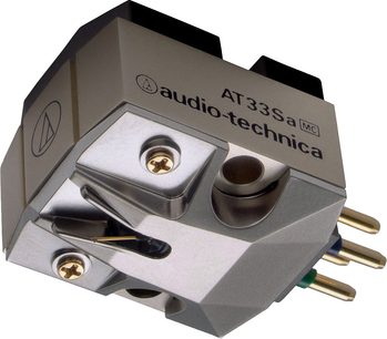 Audio Technica AT33SA vinylpladespiller-pickup, set nedefra i nærbillede, grå metalkarosseri, sort diamantspids