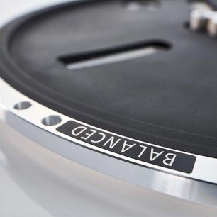 Technics SL-1300GE-S vinüülplaadimängija, lähivaade, hõbedane ümar serv, must pind, nähtav tekst "BALANCED"