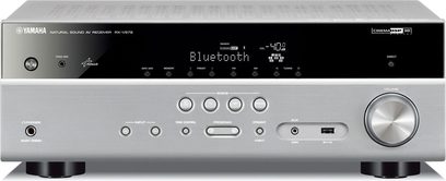Yamaha RX-V579 namų kino stiprintuvas, titano spalvos, vaizdas iš priekio, mėlynas ekranas, mygtukai ir jungtys priekyje, šepetėliu apdorotas metalinis korpusas