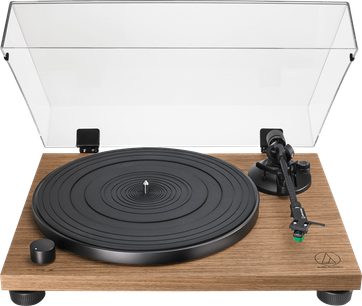 Audio Technica AT-LPW40WN pladespiller med sort tallerken på lys træbase, gennemsigtigt støvlåg åbent, set ovenfra