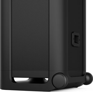 Cassa Bluetooth portatile Sony ULT Tower 9 nera opaca in plastica con griglia metallica traforata, vista ravvicinata di tre quarti anteriore che mostra la base traforata e la ruota integrata