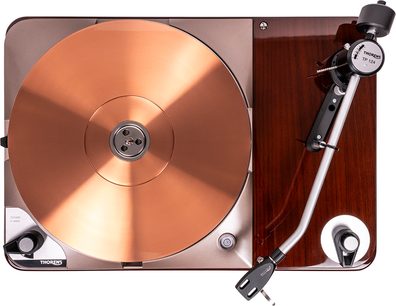 Thorens TD 124 DD pladespiller, set ovenfra, kobberfarvet metalpladetallerken, aluminiumsarm til højre, brun træplint