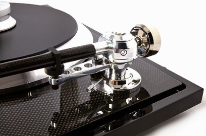Sort EAT C-Sharp pladespiller, tæt 3/4 frontvisning af den kromerede metalarmlæser med monteret pickup