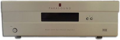 Parasound 2250 sølvfarvet forstærker, set forfra, sølvfarvet front med digitalt display og sorte knapper