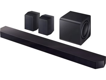 Barra de sonido Samsung HW-Q990H negra con subwoofer y dos altavoces traseros, vista en ángulo