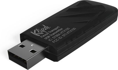 Črn oddajnik USB Klipsch Flexus Transport s srebrnim priključkom, pogled v perspektivi