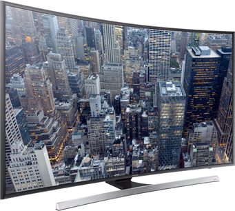 Televisor curvo Samsung UE55JU7500 que muestra una vista aérea de rascacielos en una gran ciudad por la noche