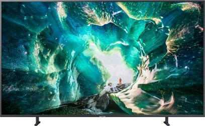 Samsung UE82RU8005-fjernsyn der viser en turkisblå underjordisk grotte med stalaktitter og en menneskelig silhuet