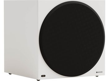 Monitor Audio Vestra W15 witte subwoofer, kubusvormige gelakte houten behuizing, grote ronde zwarte grille over de voorzijde, indicator linksonder en logo rechtsonder, driekwart aanzicht van de linkervoorzijde