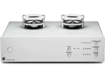 Phono předzesilovač Pro-Ject Tube Box S3 B stříbrný, stříbrné provedení se dvěma lampami viditelnými nahoře, pohled zepředu