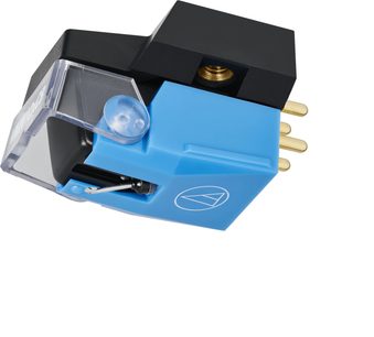 Testina phono hi-fi Audio Technica AT-VM610xMONO in plastica blu brillante e nera, protezione della puntina trasparente e pin posteriori in metallo dorato, vista a tre quarti