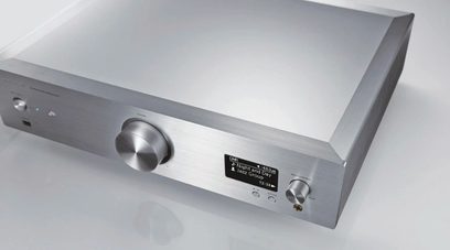 Technics SU-R1E-S sølvfarvet stereo-forforstærker, set forfra i let skrå vinkel, med knapper og stik på forsiden