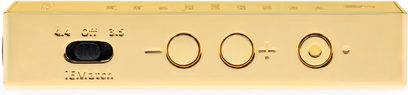 Bærbar iFi Audio Go bar gold lydkonverter, set forfra, gylden kabinet med jackstik, knapper og LED