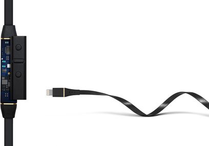 Åbent hi-fi hovedsæt Audeze iSINE 20 i sort, set fra venstre profil, med sort flettet Lightning-kabel tilsluttet, på hvid baggrund