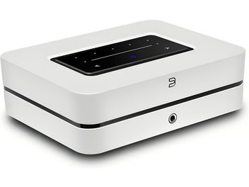 Amplificatore hi-fi stereo integrato BlueSound Powernode 2025 (N331) bianco, corpo rettangolare in plastica bianca opaca con scanalatura nera centrale, pannello touch nero lucido incassato sulla parte superiore, logo stilizzato e jack da 3,5 mm sul frontale, vista a tre quarti anteriore