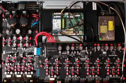 Indvendigt syn af en OPPO BDP-105EU Aria Blu-ray-afspiller, der viser de elektroniske kredsløb, komponenter og stik