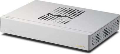 Switch-splitter Matrix Audio SS-1 Pro de aluminio gris claro, vista en tres cuartos desde el frente derecho, tapa superior con amplia rejilla de perforaciones circulares formando un motivo en M, panel frontal liso con LED y logotipo dorado, lateral derecho también perforado
