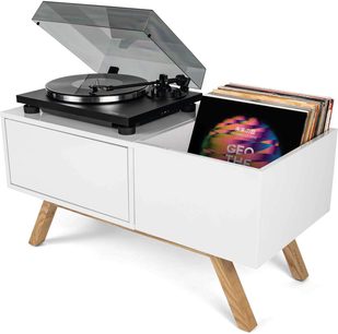 Vit Glorious lowboard-möbel för skivspelare, ljusa träben, öppen förvaring, skivspelare och vinylskivor på plats