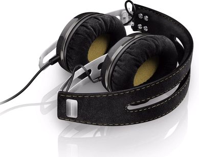 Sennheiser Momentum On-Ear (M2) sort circumaural hovedtelefoner, polstret hovedbøjle, ovale fløjlspuder, 3/4 frontvisning