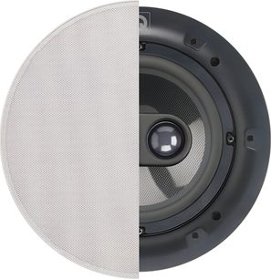 Q Acoustics Qi65SP ST indbygget loftshøjttaler set forfra, halvt dækket af et hvidt perforeret metalgitter og halvt med det sorte, cirkulære indvendige højttalerelement med plastikkant synligt