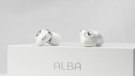 Valkoiset nappikuulokkeet valkoisen laatikon päällä, jossa teksti "ALBA"