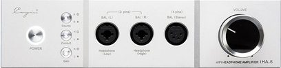 Cayin IHA-6 high-fidelity hovedtelefonforforstærker i sølvfarvet aluminium, set forfra, med oplyst Power-knap til venstre, tre små cirkulære stablede vælgere, tre centrale XLR-hovedtelefonudgange og stor sort volumenkontrol med metalring til højre