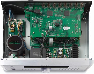 Rotel RSP1576 MkII sort hjemmebiograf-forstærker, set indefra forfra, grønne elektroniske kredsløb, sølvfarvede komponenter